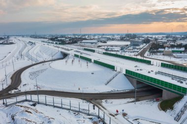 Chwaszczyno 'daki yeni Tricity Metropolitan çevre yolu kış günbatımında. Polonya