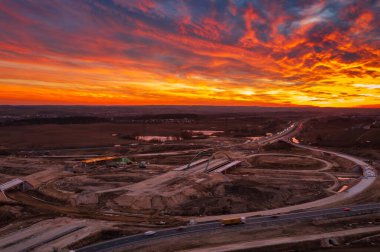 Gdansk Güney kavşağının inşaatı, gün batımında Tricity metropolitan çevre yolunda. Polonya