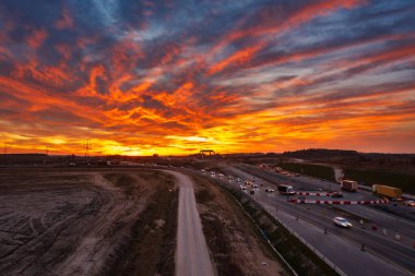 Gdansk Güney kavşağının inşaatı, gün batımında Tricity metropolitan çevre yolunda. Polonya