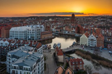 Gdansk 'ın ana kasabası güzel bir gün batımında. Polonya