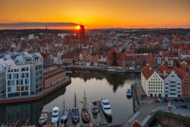 Gdansk 'ın ana kasabası güzel bir gün batımında. Polonya