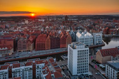 Gdansk 'ın ana kasabası güzel bir gün batımında. Polonya