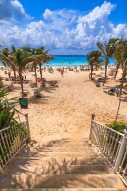 Playa del Carmen, Meksika - 13 Temmuz 2011: Playa del Carmen 'deki Riu Yucatan Oteli' nin güzel Karayip plaj bölgesi. Meksika