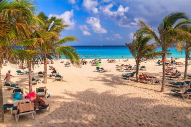 Playa del Carmen, Meksika - 13 Temmuz 2011: Playa del Carmen 'deki Riu Yucatan Oteli' nin güzel Karayip plaj bölgesi. Meksika