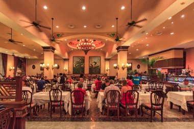 Playa Del Carmen, Meksika - 18 Temmuz 2011: Playa del Carmen, Meksika 'daki RIU Yucatan Oteli' nin iç restoranı.