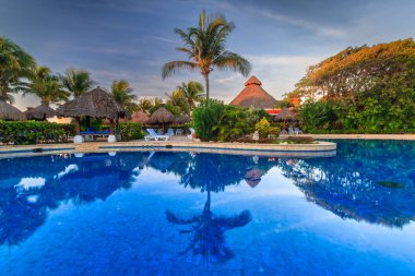 Playa del Carmen, Meksika - 21 Temmuz 2011 Playa del Carmen 'deki Riu Yucatan Oteli' nde lüks yüzme havuzu manzarası. Meksika