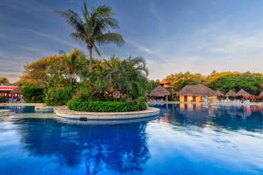 Playa del Carmen, Meksika - 21 Temmuz 2011 Playa del Carmen 'deki Riu Yucatan Oteli' nde lüks yüzme havuzu manzarası. Meksika