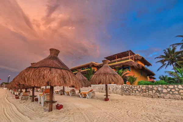 Playa del Carmen, Meksika - 12 Temmuz 2011: Playa del Carmen 'deki Iberostar Waves Quetzal' daki güzel Karayip plaj bölgesi. Meksika