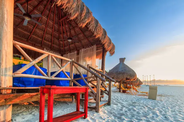 Playa del Carmen, Meksika - 21 Temmuz 2011: Playa del Carmen 'deki Iberostar Waves Quetzal' daki güzel Karayip plaj bölgesi. Meksika