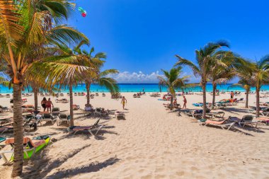 Playa del Carmen, Meksika - 20 Temmuz 2011: Playa del Carmen 'deki Riu Yucatan Oteli' nin güzel Karayip plaj bölgesi. Meksika