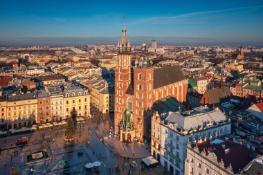 Krakow, Polonya - 17 Ocak 2025: Krakow 'daki Ana Pazar Meydanı batan güneşin ışığında. Polonya