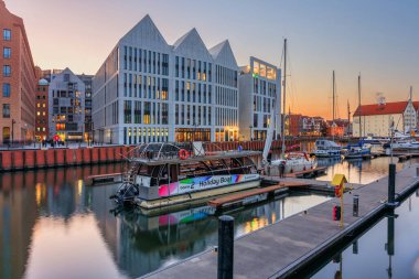 Gdansk, Polonya - 15 Mart 2025: Polonya 'nın batımında Motlawa nehrinde tarihi mimarisi olan güzel eski Gdansk kasabası