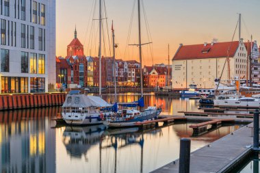 Gdansk, Polonya - 15 Mart 2025: Polonya 'nın batımında Motlawa nehrinde tarihi mimarisi olan güzel eski Gdansk kasabası
