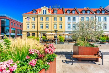 Bydgoszcz şehir merkezinin mimarisi Polonya 'daki Brda Nehri' nde.