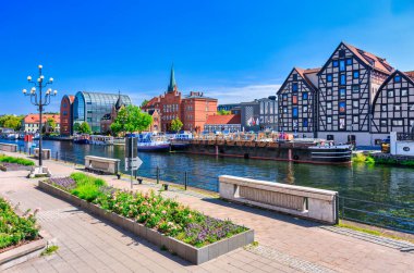 Bydgoszcz şehir merkezinin mimarisi Polonya 'daki Brda Nehri' nde.