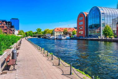 Bydgoszcz şehir merkezinin mimarisi Polonya 'daki Brda Nehri' nde.