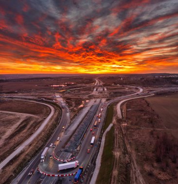 Gdansk Güney kavşağının inşaatı, gün batımında Tricity metropolitan çevre yolunda. Polonya