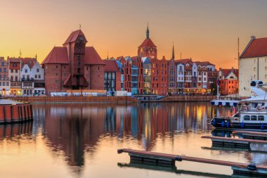Günbatımında Motlawa nehrinin tarihi mimarisi ile güzel eski bir kasaba olan Gdansk, Polonya