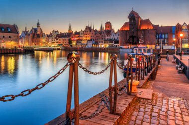 Geceleri Motlawa nehrinin tarihi mimarisi ile güzel eski bir kasaba olan Gdansk, Polonya