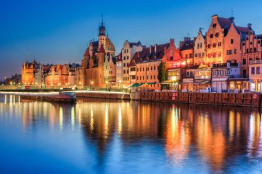Geceleri Motlawa nehrinin tarihi mimarisi ile güzel eski bir kasaba olan Gdansk, Polonya