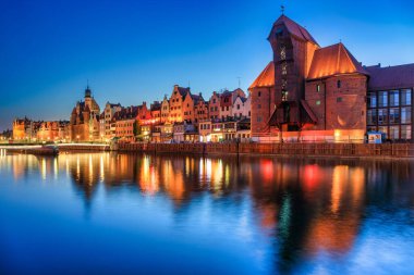 Geceleri Motlawa nehrinin tarihi mimarisi ile güzel eski bir kasaba olan Gdansk, Polonya