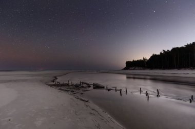 Polonya 'nın Debki kentindeki Piasnica Nehri üzerinde yıldızlı gökyüzü