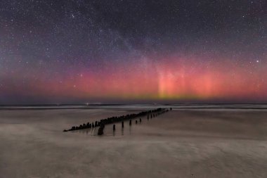 Kuzey Işıkları Polonya 'da Baltık Denizi üzerinde, Debki