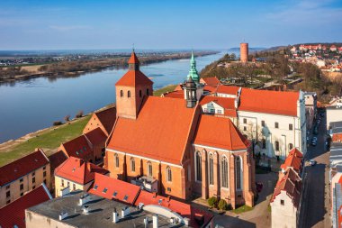 Grudziadz 'da, Wisla nehri, Polonya' daki ambarların güzel mimarisi.