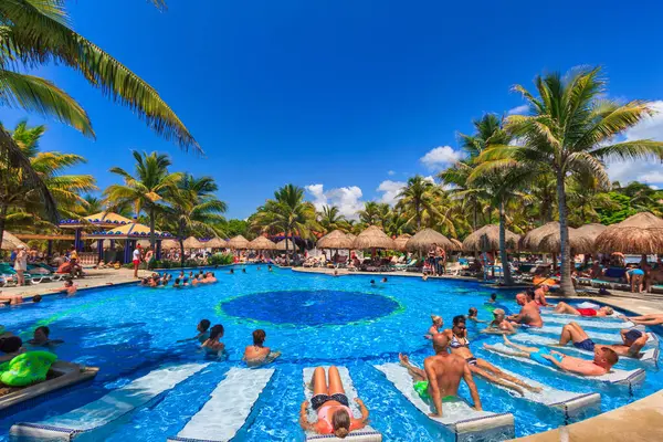 Playa del Carmen, Meksika - 20 Temmuz 2011 Playa del Carmen 'deki Riu Yucatan Oteli' nde lüks bir yüzme havuzu manzarası. Meksika