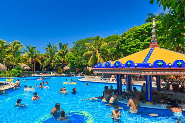 Playa del Carmen, Meksika - 20 Temmuz 2011 Playa del Carmen 'deki Riu Yucatan Oteli' nde lüks bir yüzme havuzu manzarası. Meksika