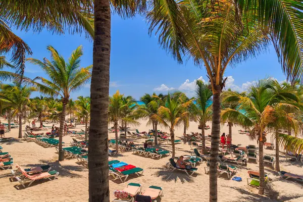 Playa del Carmen, Meksika - 20 Temmuz 2011: Playa del Carmen 'deki Riu Yucatan Oteli' nin güzel Karayip plaj bölgesi. Meksika