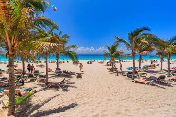 Playa del Carmen, Meksika - 20 Temmuz 2011: Playa del Carmen 'deki Riu Yucatan Oteli' nin güzel Karayip plaj bölgesi. Meksika