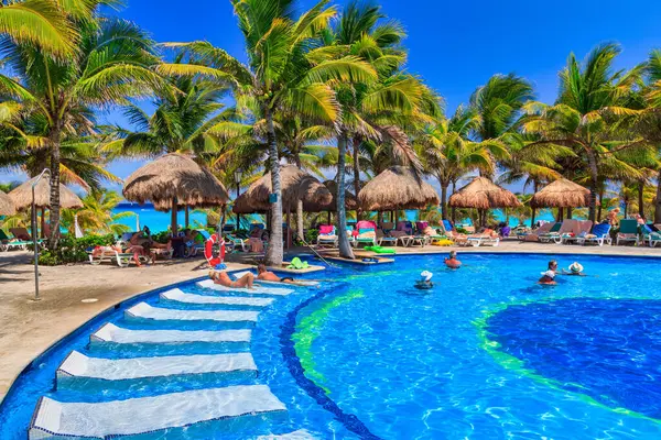 Playa del Carmen, Meksika - 20 Temmuz 2011 Playa del Carmen 'deki Riu Yucatan Oteli' nde lüks bir yüzme havuzu manzarası. Meksika