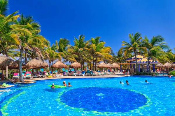 Playa del Carmen, Meksika - 20 Temmuz 2011 Playa del Carmen 'deki Riu Yucatan Oteli' nde lüks bir yüzme havuzu manzarası. Meksika