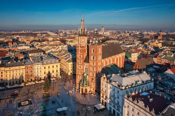 Krakow, Polonya - 17 Ocak 2025: Krakow 'daki Ana Pazar Meydanı batan güneşin ışığında. Polonya