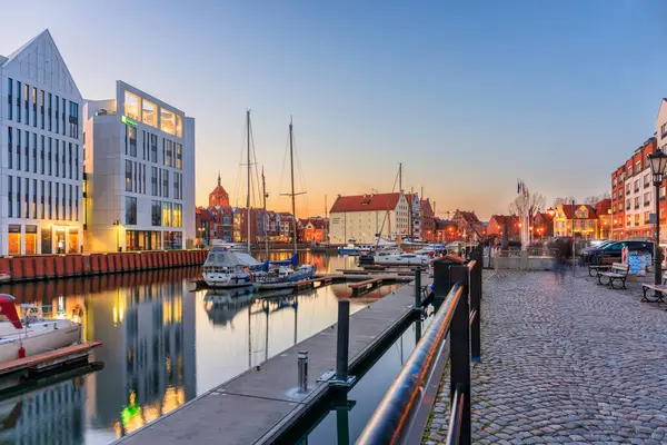 Gdansk, Polonya - 15 Mart 2025: Polonya 'nın batımında Motlawa nehrinde tarihi mimarisi olan güzel eski Gdansk kasabası