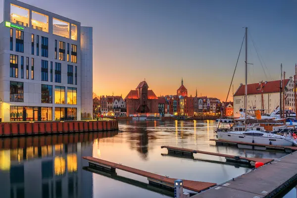 Gdansk, Polonya - 15 Mart 2025: Polonya 'nın batımında Motlawa nehrinde tarihi mimarisi olan güzel eski Gdansk kasabası