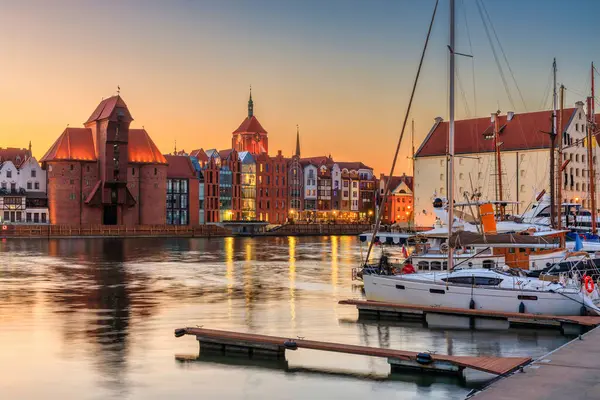 Günbatımında Motlawa nehrinin tarihi mimarisi ile güzel eski bir kasaba olan Gdansk, Polonya