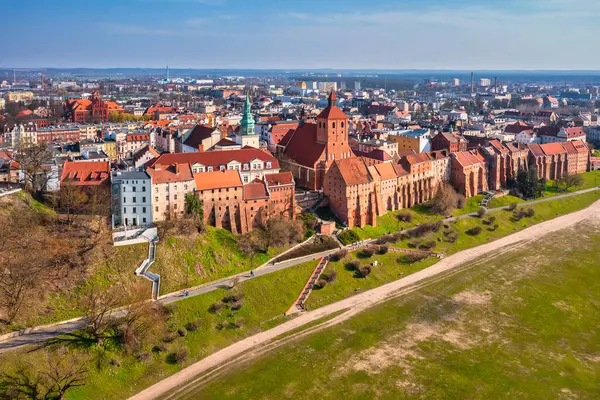 Grudziadz 'da, Wisla nehri, Polonya' daki ambarların güzel mimarisi.