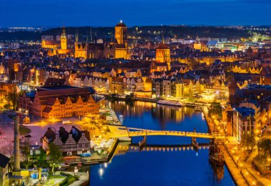 Gdansk 'ın ana kasabası güzel bir alacakaranlıkta. Polonya