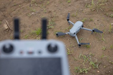 Drone kontrolörle uçmaya hazır.