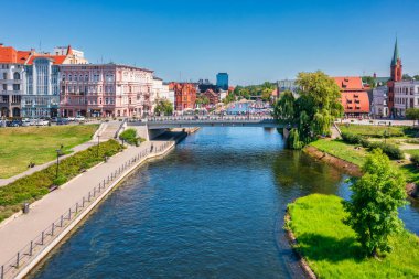 Bydgoszcz şehir merkezinin mimarisi Polonya 'daki Brda Nehri' nde.