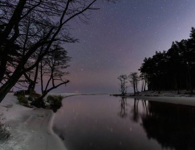 Polonya 'nın Debki kentindeki Piasnica Nehri üzerinde yıldızlı gökyüzü