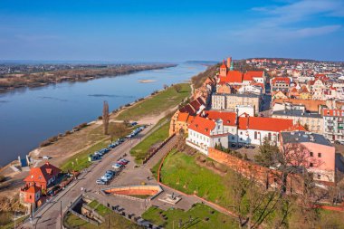 Grudziadz 'da, Wisla nehri, Polonya' daki ambarların güzel mimarisi.