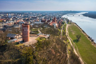 Grudziadz 'da, Wisla nehri, Polonya' daki ambarların güzel mimarisi.