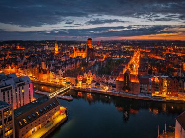 Gdansk, Polonya - 18 Nisan 2025: Gdansk 'ın ana şehri güzel bir alacakaranlıkta. Polonya