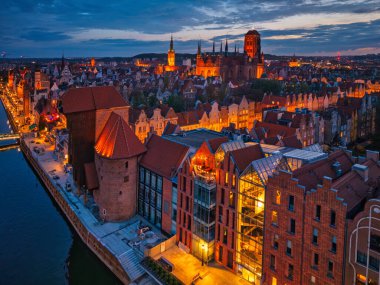 Gdansk 'ın ana kasabası güzel bir alacakaranlıkta. Polonya