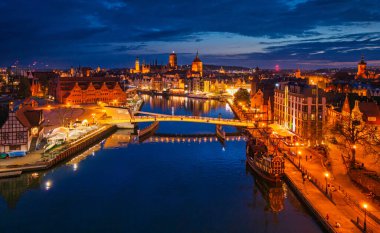 Gdansk 'ın ana kasabası güzel bir alacakaranlıkta. Polonya
