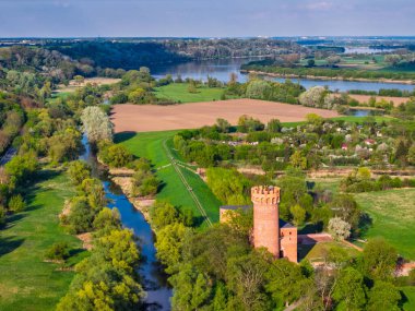 Polonya 'nın Swiecie kentindeki Wda nehrindeki Tötonik Kale.