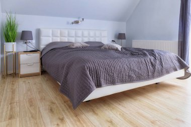 İskandinav tarzı bir evde yatak odası